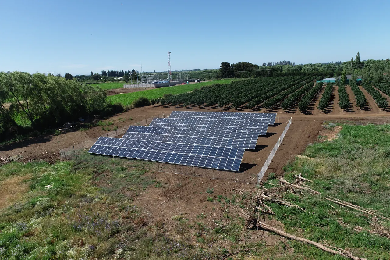 Vista aérea de instalación monitoreada por Tesla Energy